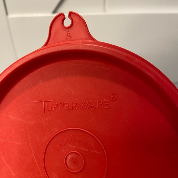 Tupperware Replacement A-Tap Red Round 4 inch Lid - Picture 3 of 6